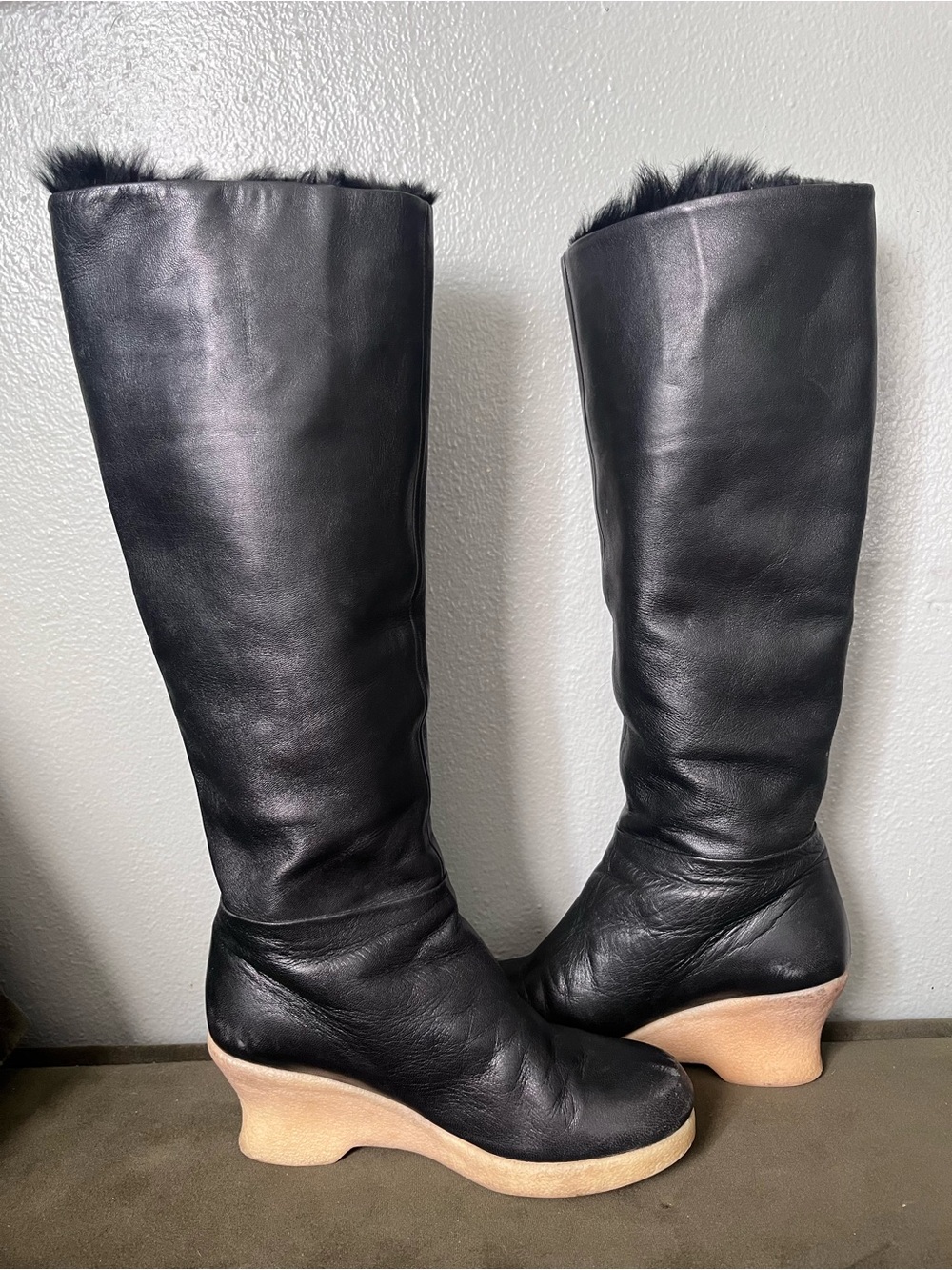 CHANEL Black Leather calf high Boots with Beige Wedge Sole and Fur lining - Picture 4 of 15